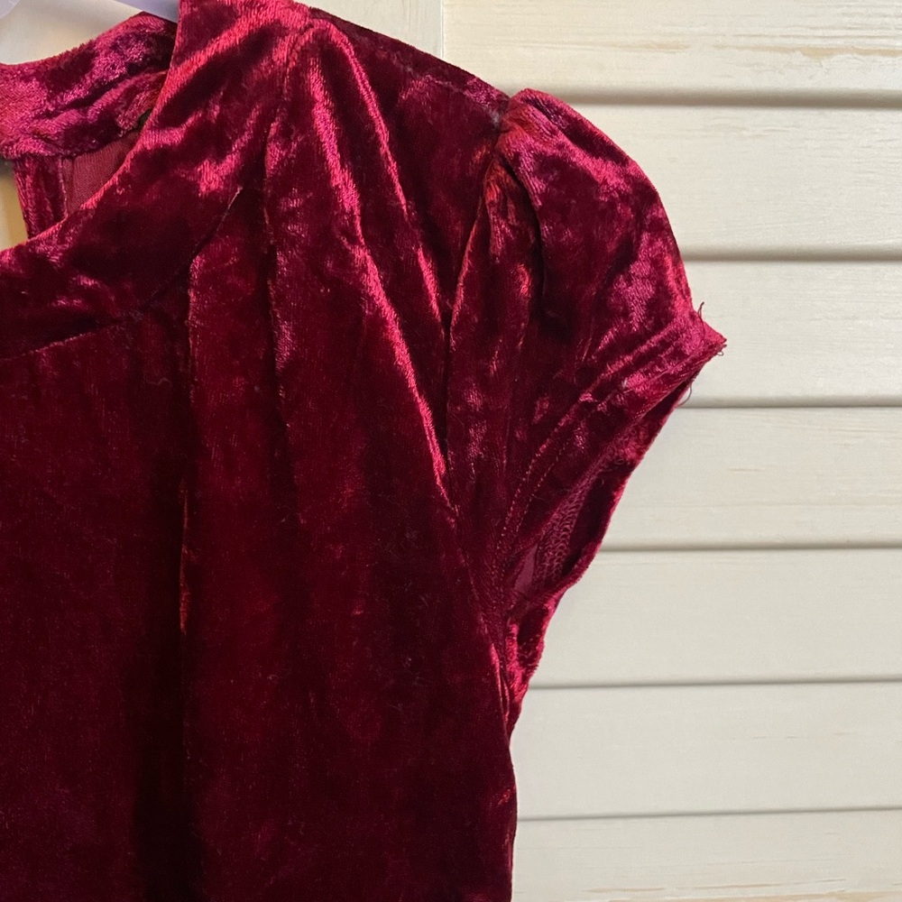 Girls burgundy/maroon velvet dress. Size 5Y.